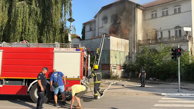 Plamen je ogroman, gust dim prekrio deo grada: Veliki požar u širem centru Čačka, vatrogasci na terenu (FOTO)(VIDEO)