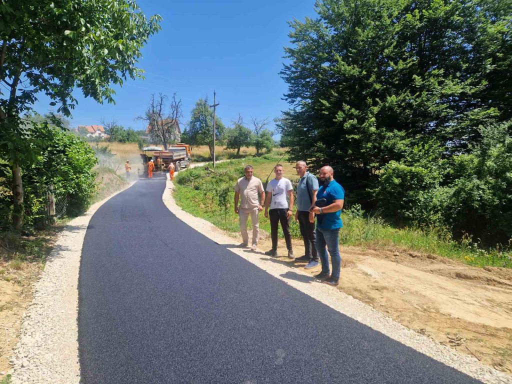 Asfaltiranje putnih pravaca u Kačeru (foto)